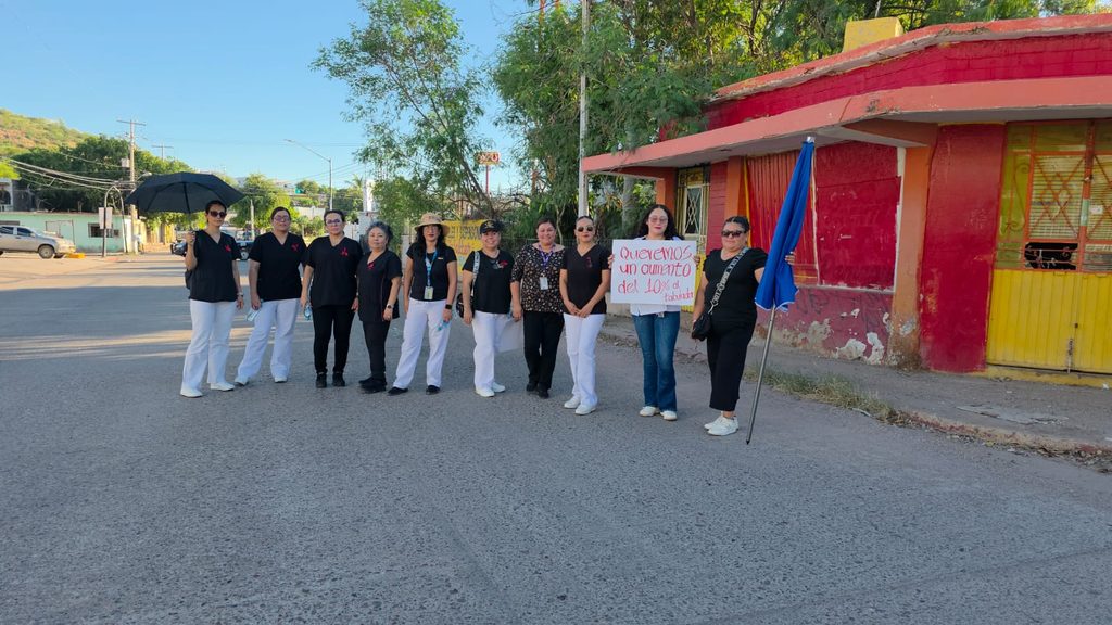Se manifiestan personal del IMSS en Guaymas 5 183