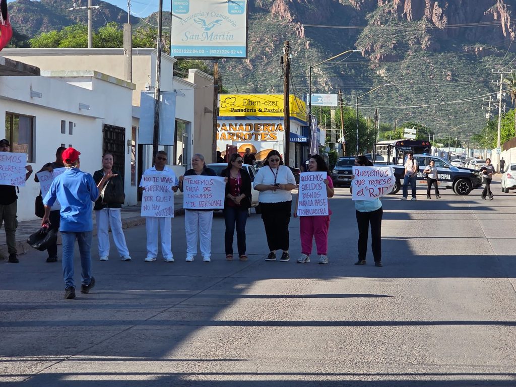 Se manifiestan personal del IMSS en Guaymas 7 185