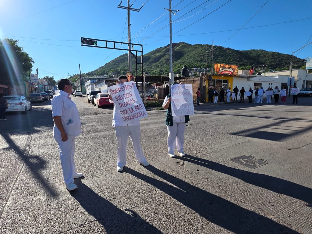 Se manifiestan personal del IMSS en Guaymas 8 186