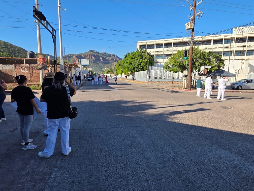 Se manifiestan personal del IMSS en Guaymas 9 187