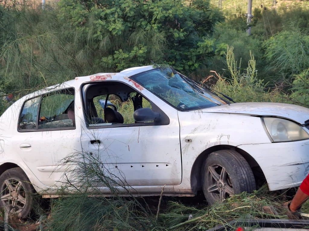 Resulta conductora prensada y dos niñas lesionadas en impresionante choque 2 266
