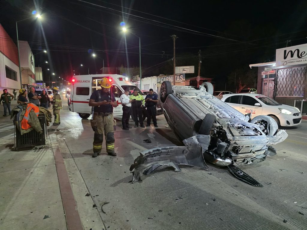 Resulta pareja lesionada en volcadura de auto 2 528