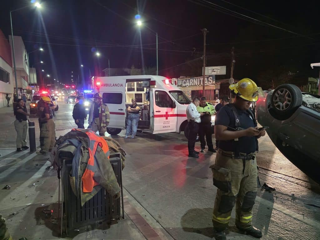 Resulta pareja lesionada en volcadura de auto 3 529