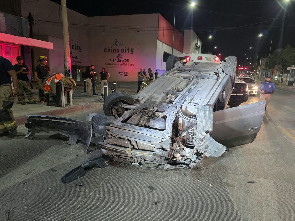 Resulta pareja lesionada en volcadura de auto 4 530