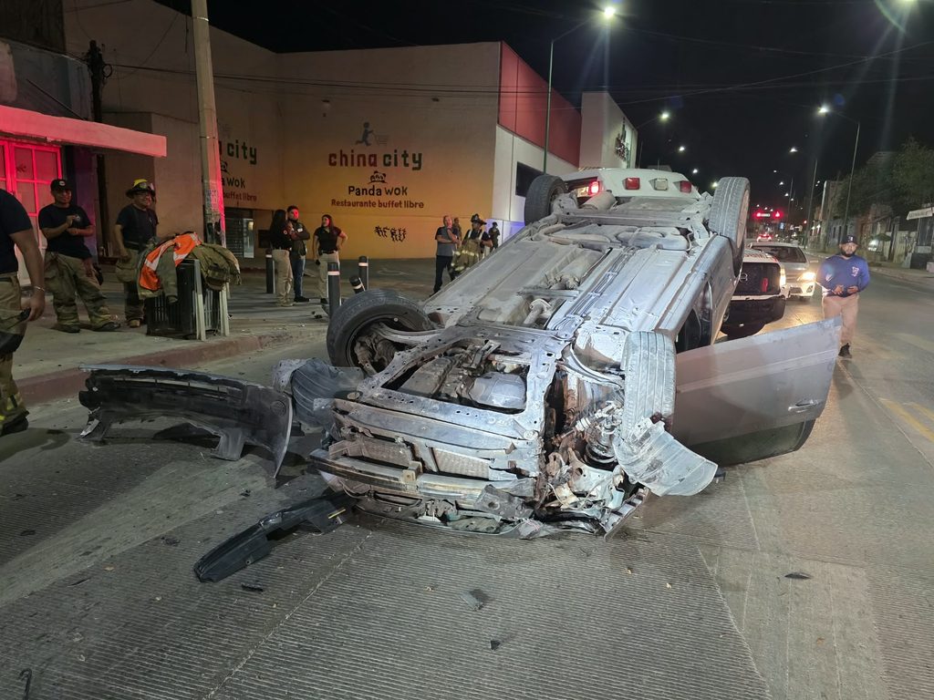 Resulta pareja lesionada en volcadura de auto 7 533