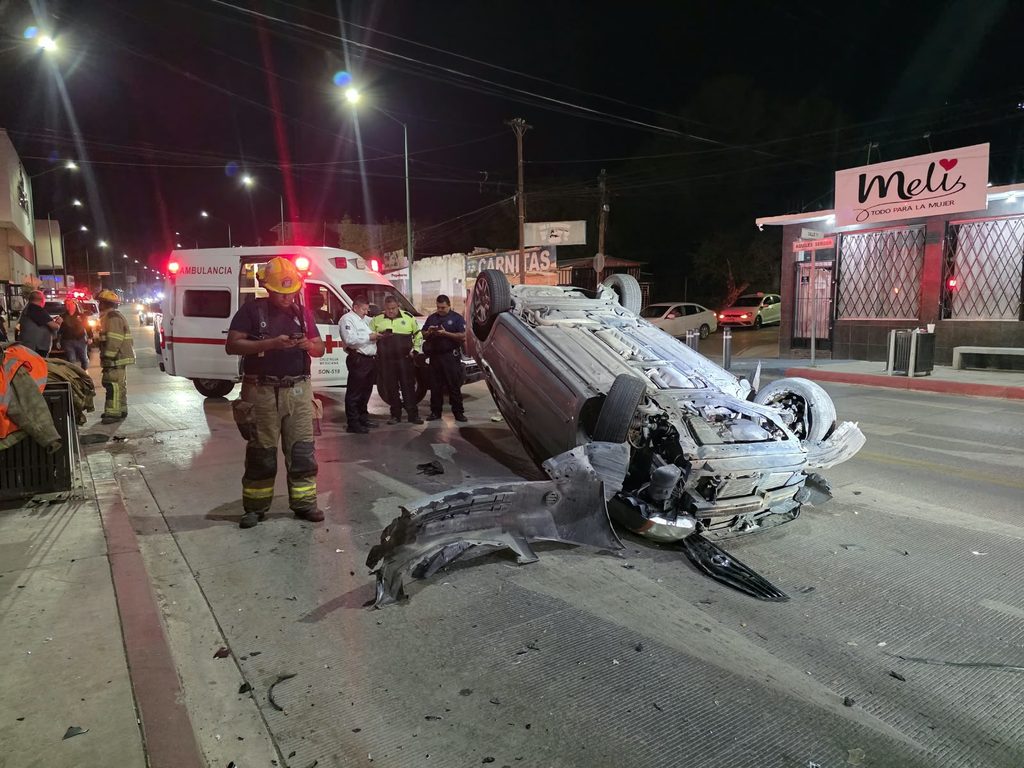 Resulta pareja lesionada en volcadura de auto 8 534