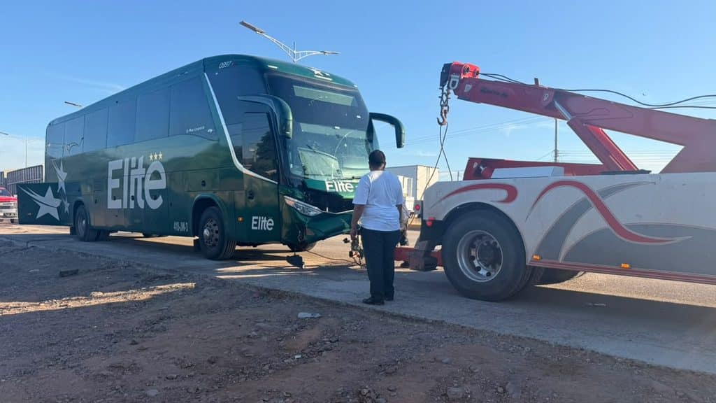 Impacta tráiler a autobús en Vícam 2 536
