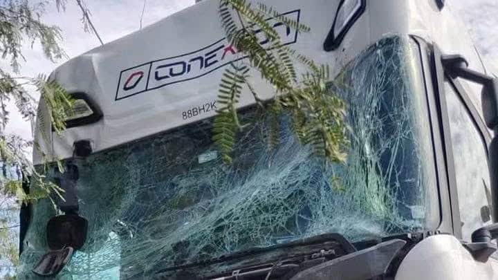 Impacta tráiler a autobús en Vícam 3 537