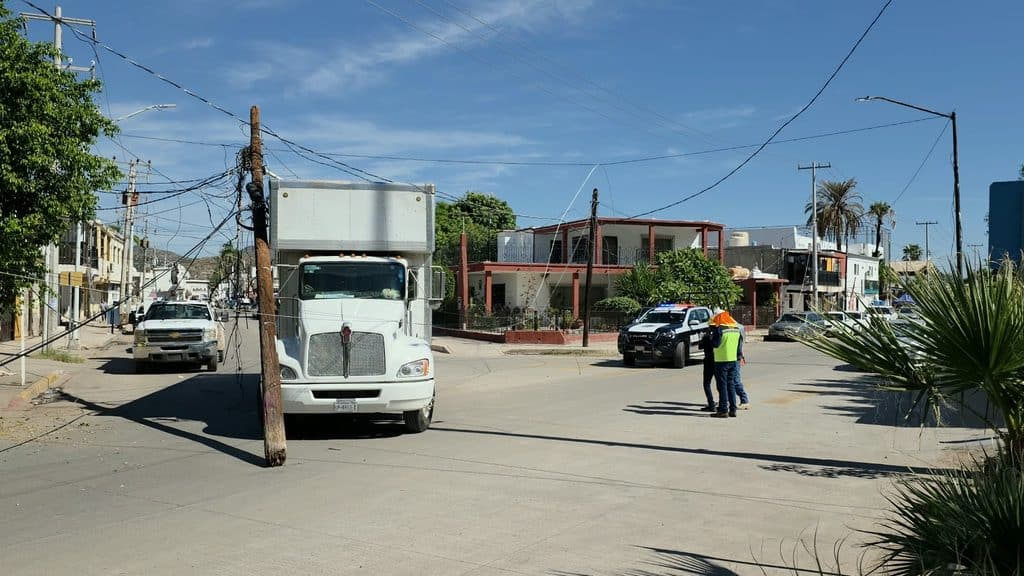 Derrumba ‘tortón’ postes de Telmex 1 540