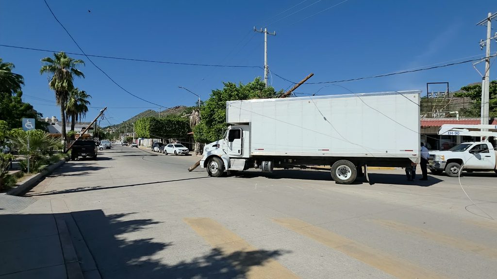 Derrumba ‘tortón’ postes de Telmex 2 542