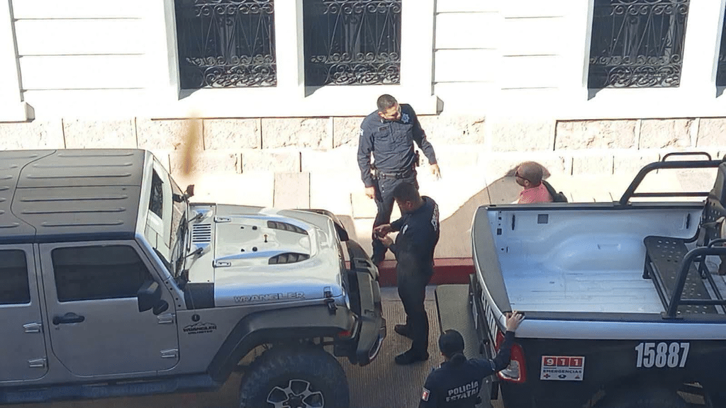 Aseguran vehículo de funcionario de la CEA Guaymas por posible reporte de robo 1 867290209_1570955684793618_1653022505371635437_n