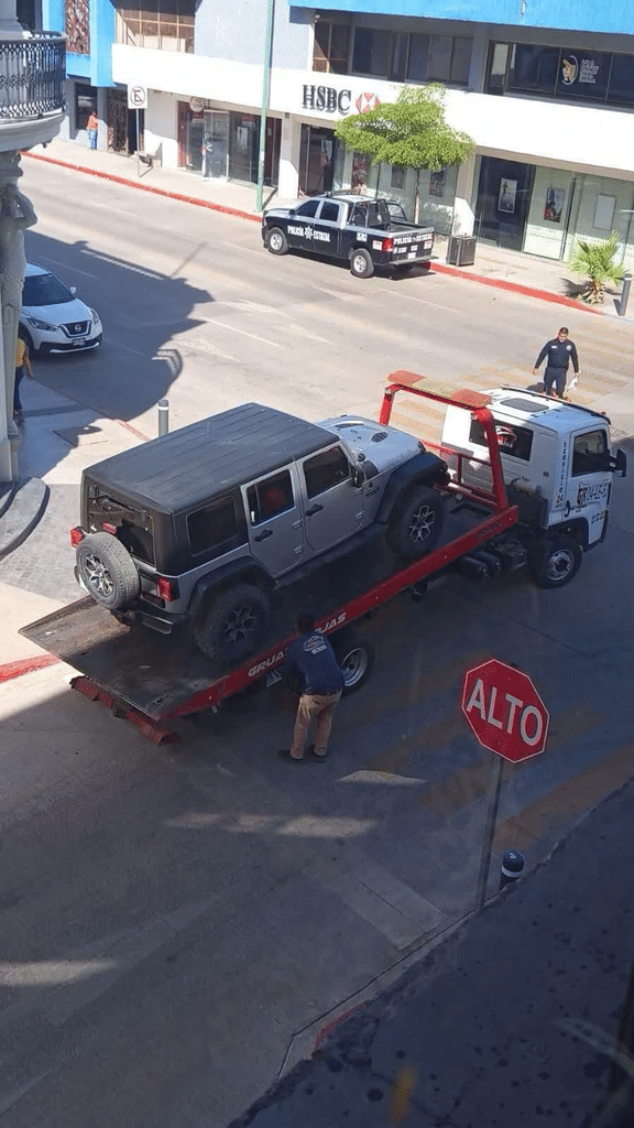 Aseguran vehículo de funcionario de la CEA Guaymas por posible reporte de robo 2 876372271_1660111612310965_8613016742809893297_n