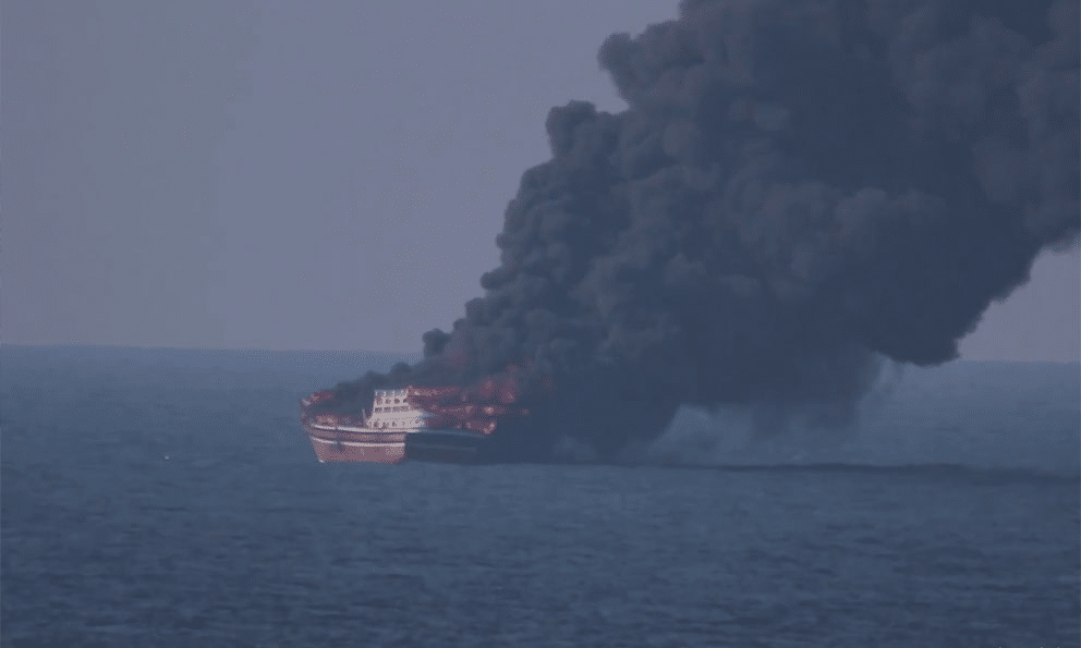 EE.UU. divulga video de la destrucción de un barco vinculado a Irán en el golfo de Omán 1 image