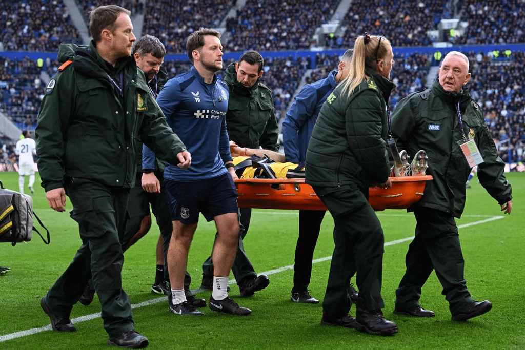 Dibu Martínez es hospitalizado tras fuerte choque en la Premier League 1 image