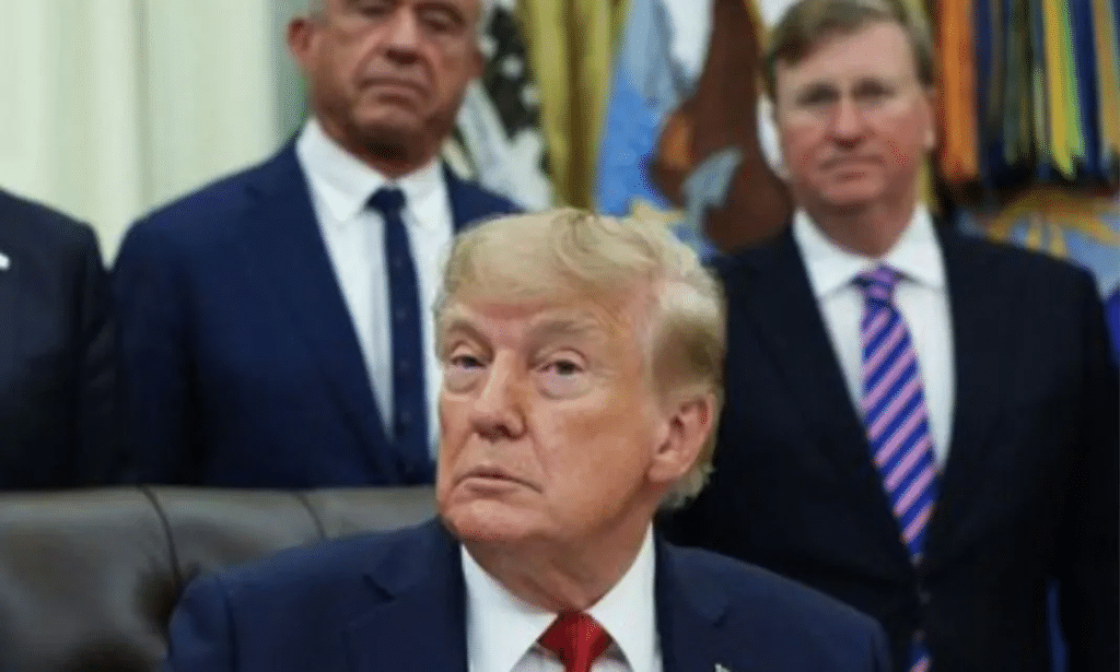 Tribunal bloquea tarifa migratoria de Trump por fallas legales 1 image