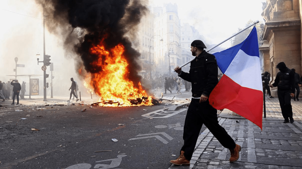 Miles de personas protestan en Francia pese a la prohibición de manifestaciones 1 image