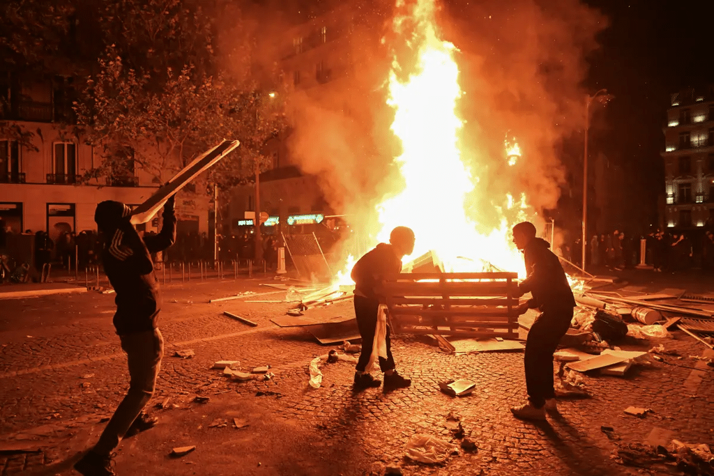 Disturbios estallan en varias ciudades de Francia tras protestas contra el costo de vida 1 image