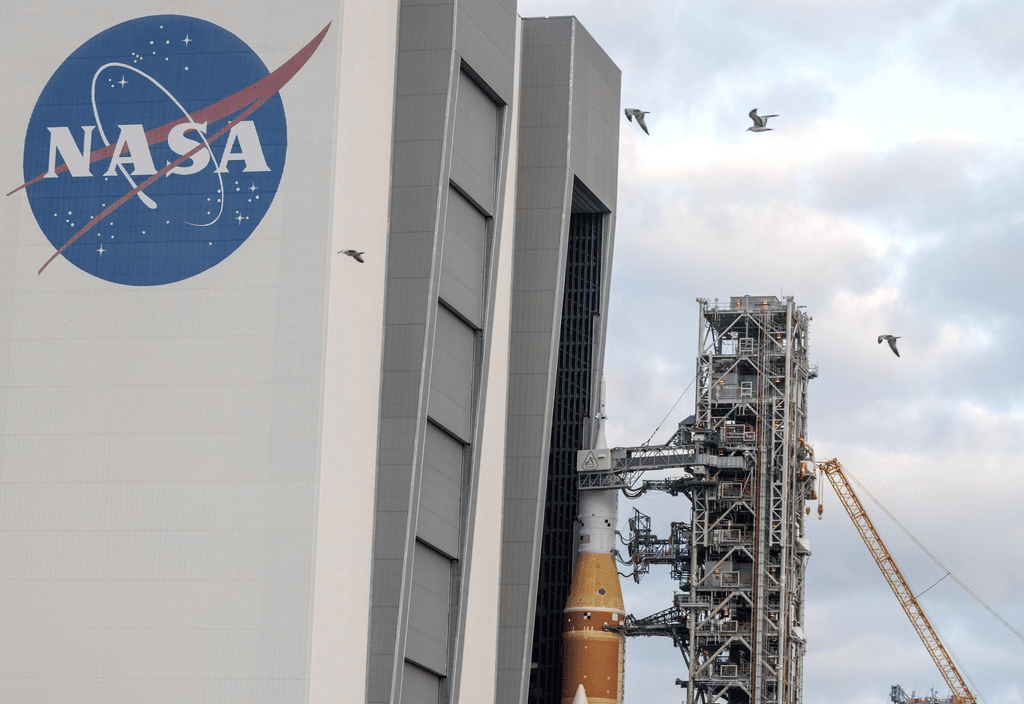Estados Unidos probará naves de SpaceX y Blue Origin para alunizar 1 image