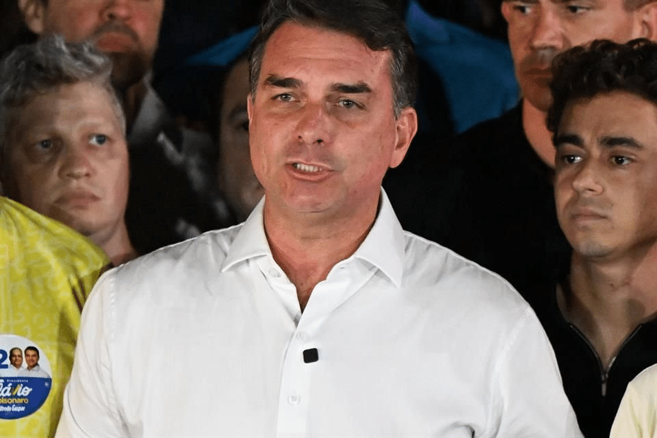 Flávio Bolsonaro habría huido a Estados Unidos tras perder las elecciones en Brasil 1 image