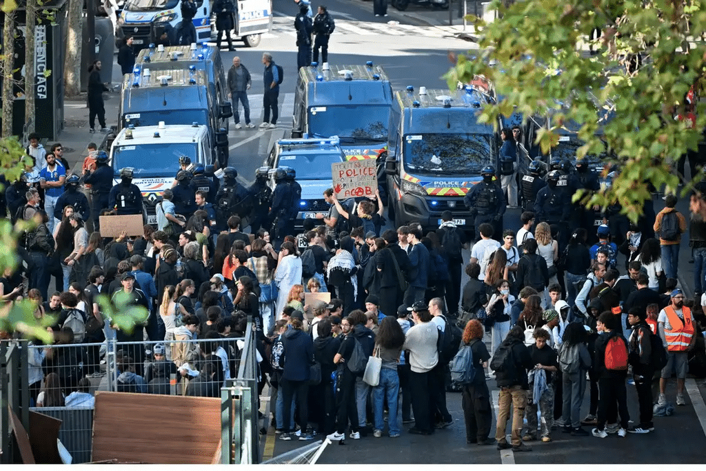 Cientos de escuelas de Francia continúan bloqueadas por protestas estudiantiles 1 image