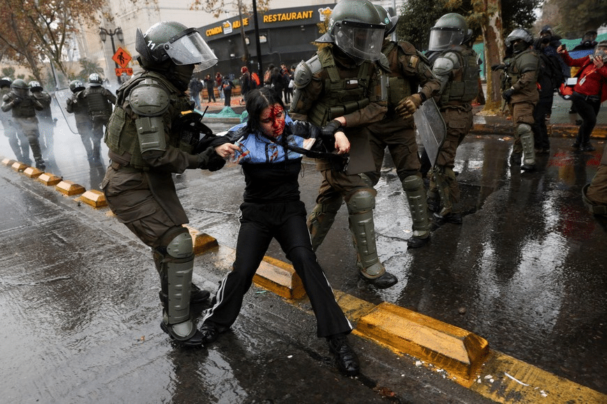 Protesta estudiantil en Chile deriva en enfrentamientos con la policía 1 image