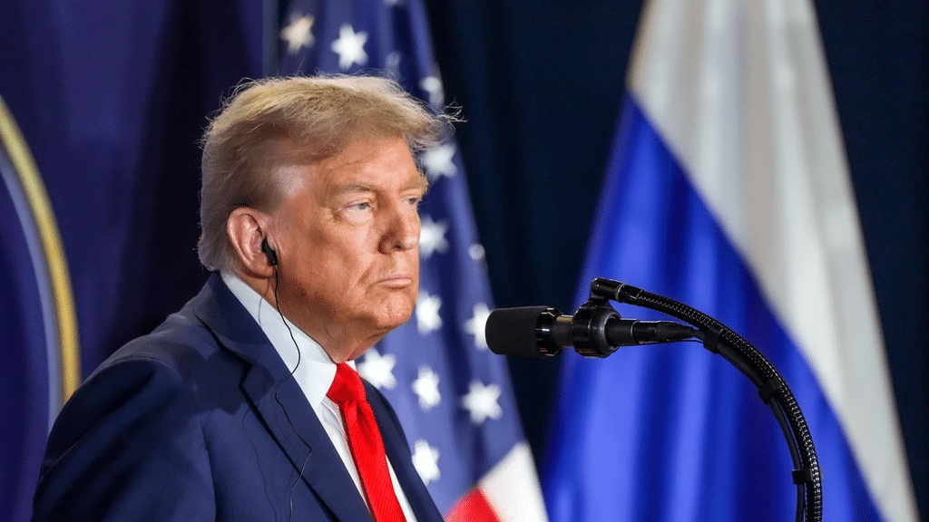 Juez federal bloquea multas de Trump a migrantes por no salir de EE.UU. 1 image