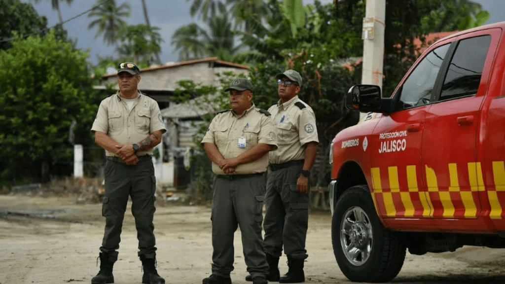 Protección Civil pide resguardarse ante el huracán Simon; Jalisco y Colima, en riesgo de impacto 1 image