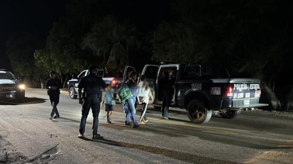 Policía Estatal brinda auxilio y protección a familias en zonas afectadas por lluvias en Sonora 4 unnamed (17)