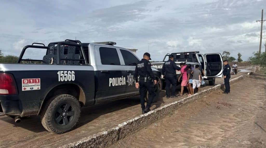 Policía Estatal brinda auxilio y protección a familias en zonas afectadas por lluvias en Sonora 6 unnamed (19)